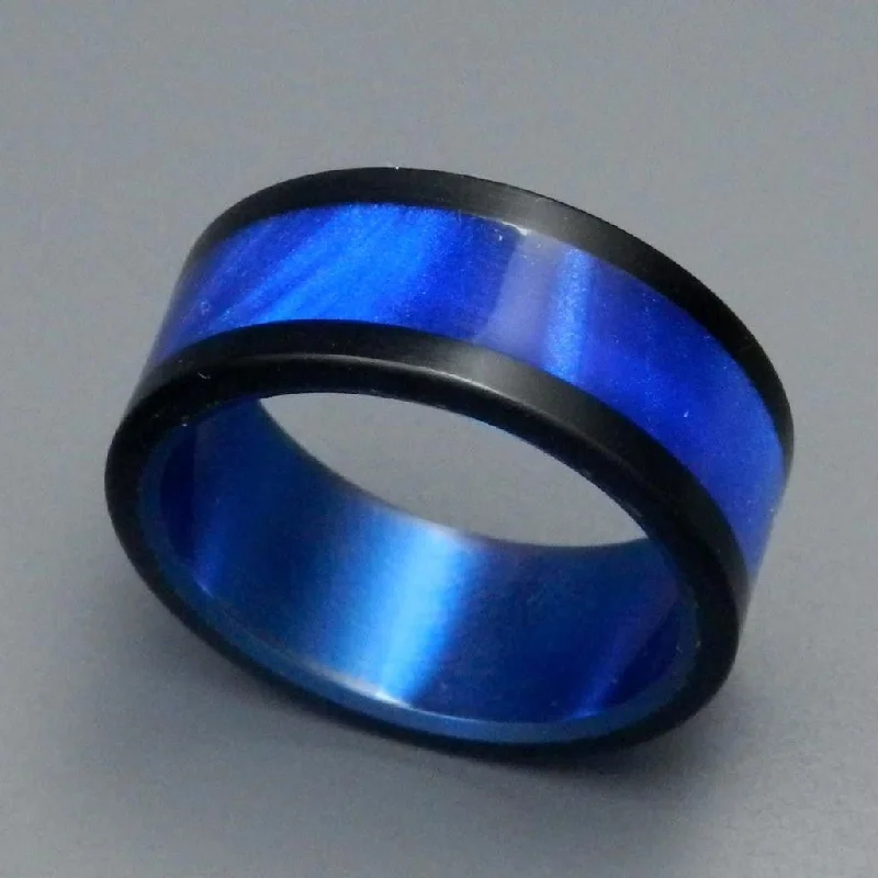 Rings featuring lapis lazuli for bold blue glow -Avec Tu | Men's Titanium Wedding Ring