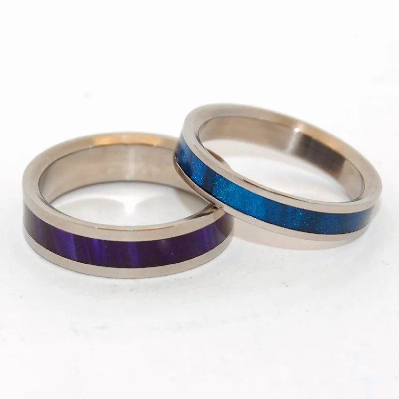 Gold rings adding bright shine to your fingers -Purpura Hyacinthum | Blue Resin & Purple Resin - Unique Wedding Ring Set